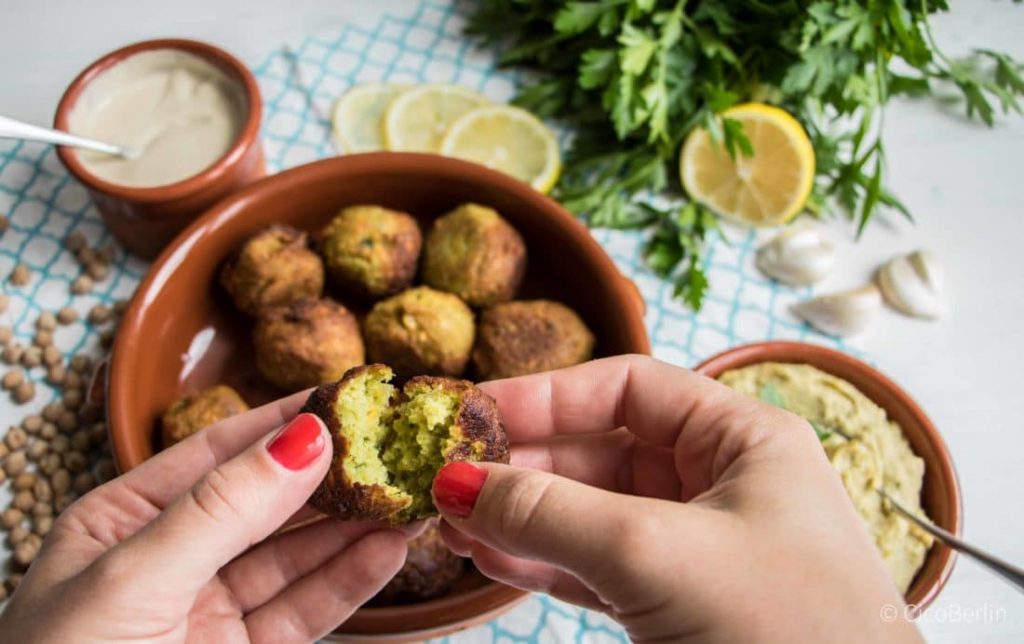 Veganes Falafel Rezept mit köstlichen Dips
