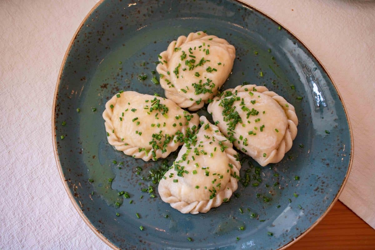 Direkt aus Österreich importiert: das original Rezept für köstliche kärntnerische Käsnudeln. Saulecker und ganz leicht, wenn man weiß, wie man richtig krendelt. Hier findest du die Videoanleitung. Österreich Rezept | Kärnten Rezept | Käsnudeln | krendeln