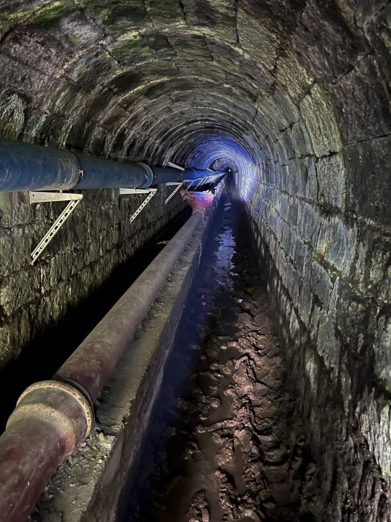 Mitten im Tunnel herrscht Dunkelheit_Abenteuer beim Wandern auf den Azoren