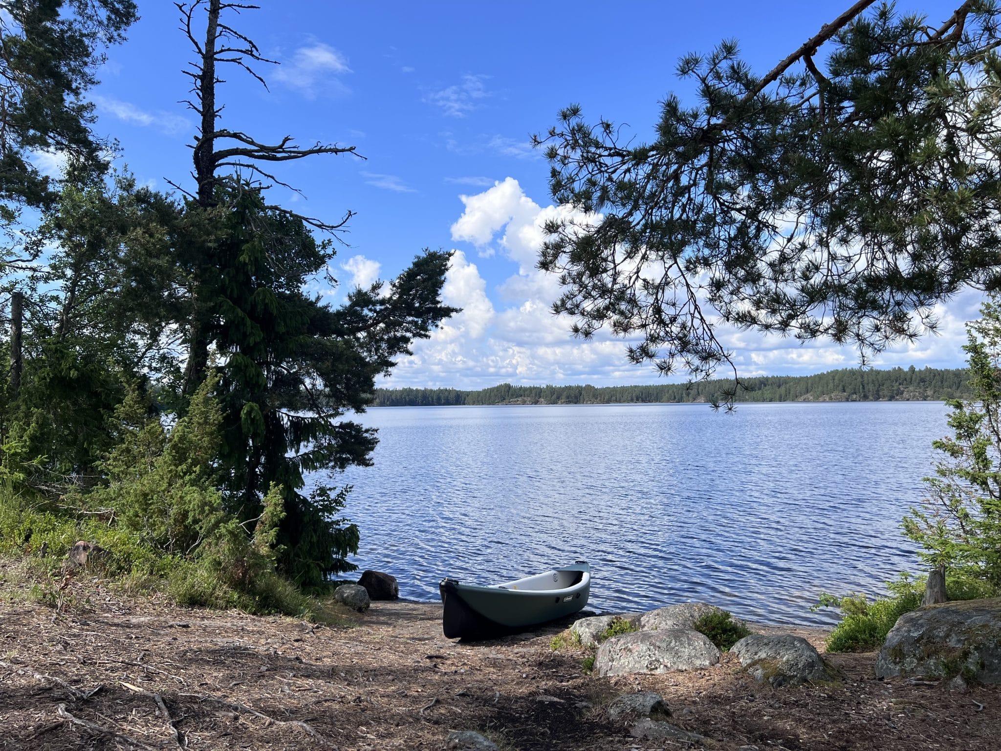 Kanutour Schweden - gerade angelegt im sonnigen Dalsland