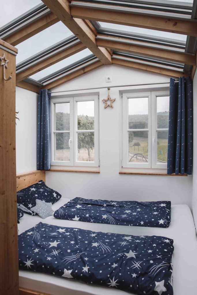 Rhön Hotel Sternenwagen Schlafzimmer mit Fensterdach