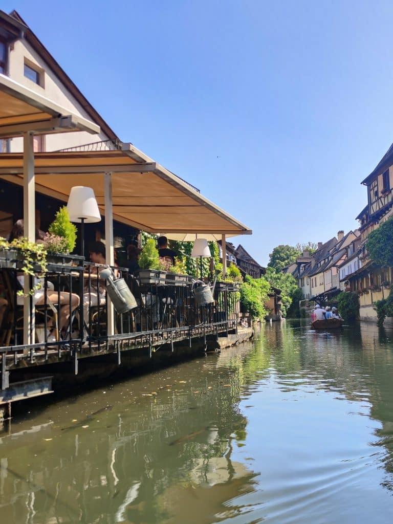 Kanal La Lauch in Colmar mit idyllischem Restaurant am Ufer