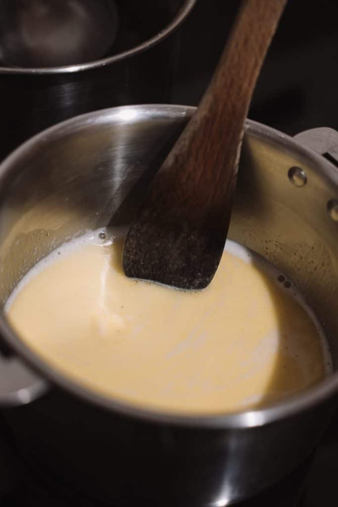 Der erste Schritt im Gougeres Rezept