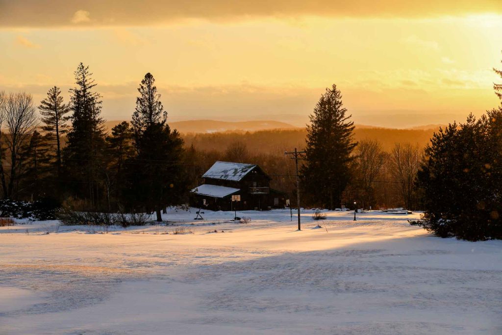 Schöner Sonnenuntergang in den Catskills am Roscoe Mountain Club