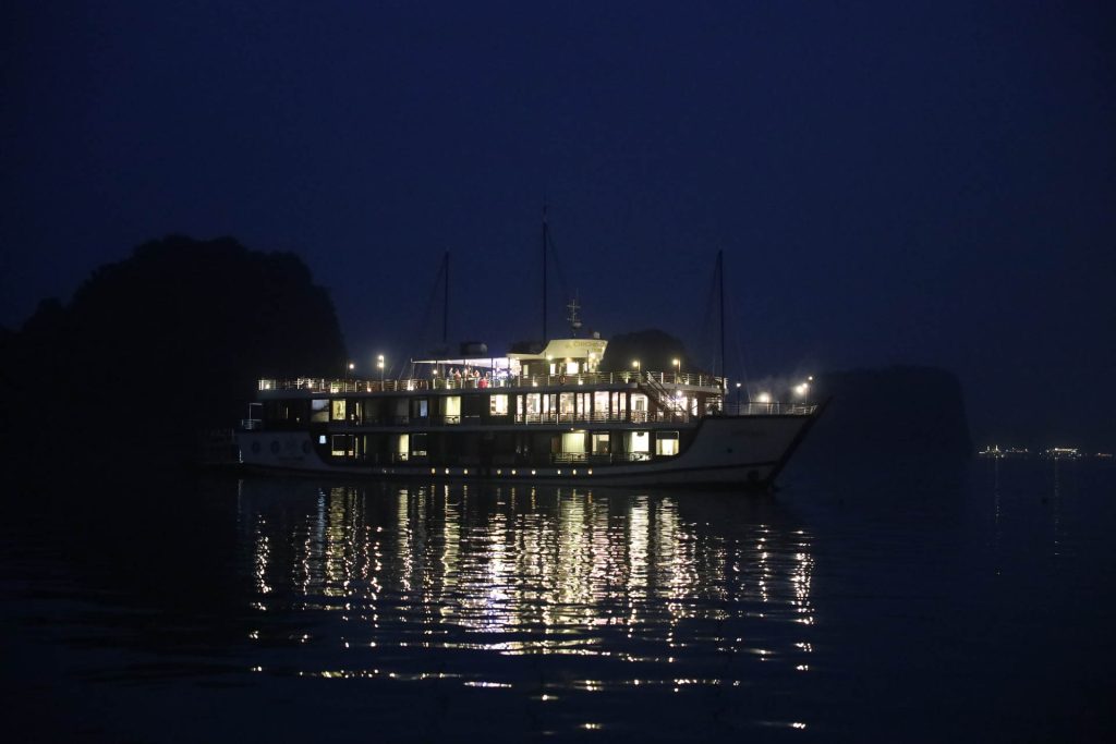 Halong Bay bei Nacht