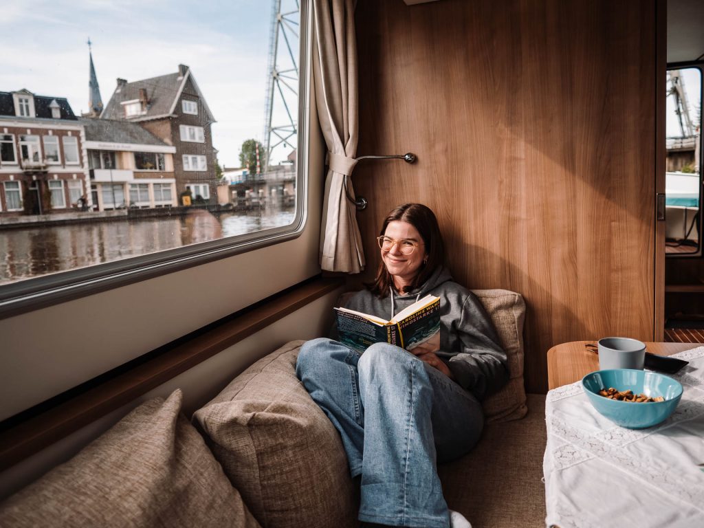 Hausboot Urlaub Holland Lesen an Bord